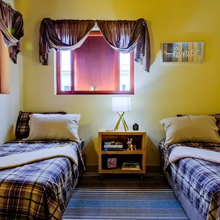 Iona'S Home: Vibrant 2Bedroom Home Near Willemstad